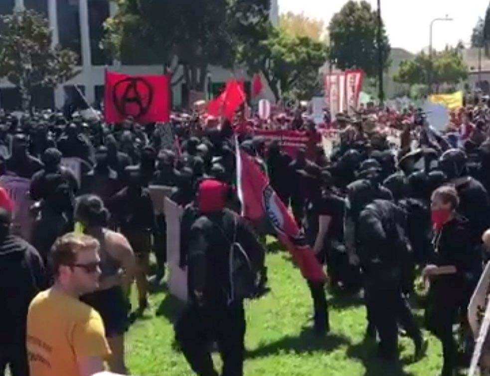 МИРНИ ДАНИ НА БЕРКЛИЈУ: Протест Трампових присталица претворио се у ОПШТУ МАКЉАЖУ када су им на пут стали АНАРХИСТИ (ВИДЕО)